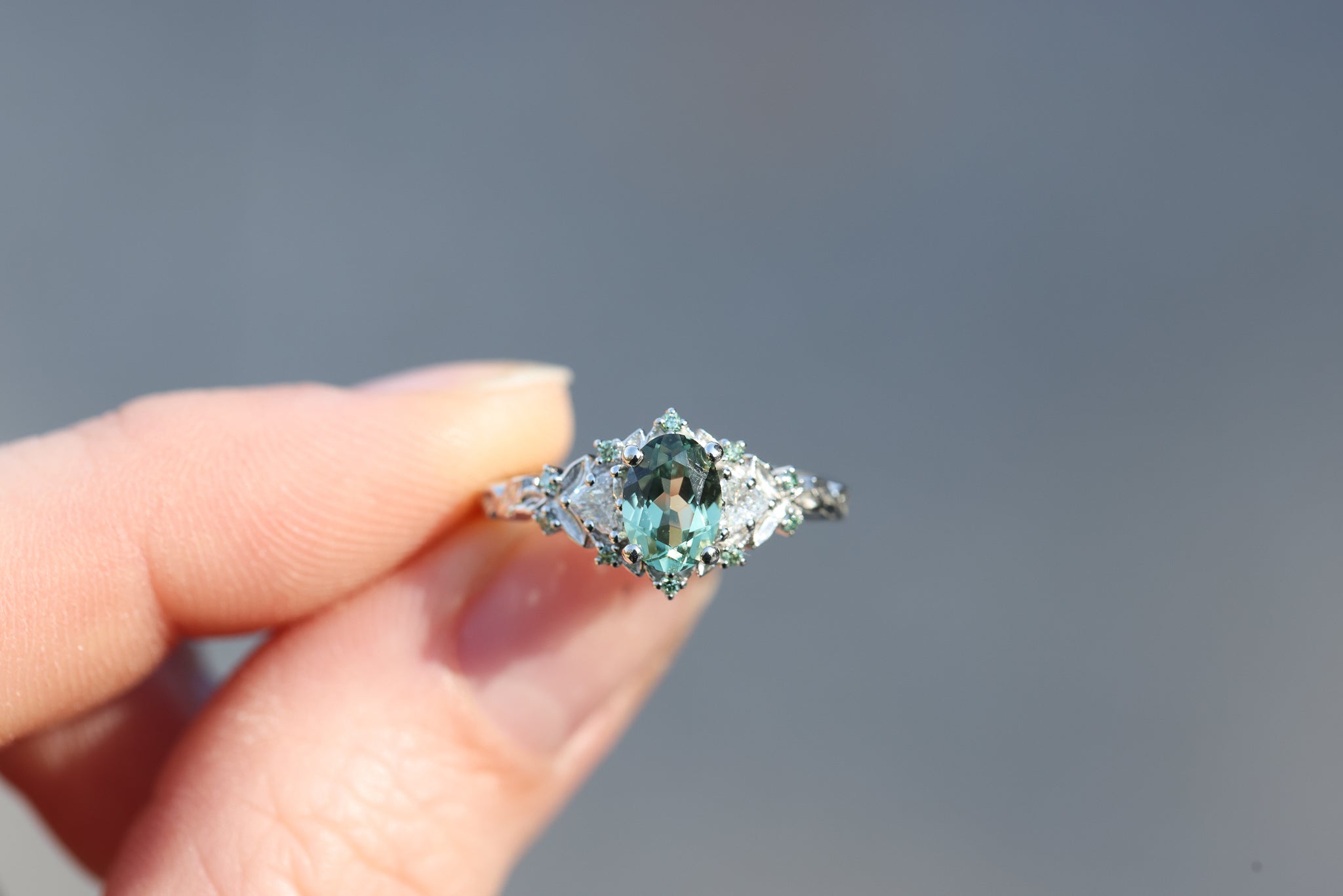 Ruby様　グリーン桜瑪瑙 Briar Rose Three Stone with 7x5mm oval light green sapphire and