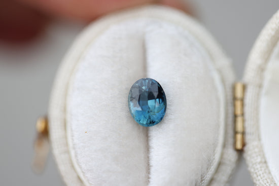 Load image into Gallery viewer, 1.15ct oval blue sapphire
