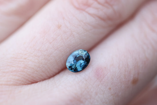 Load image into Gallery viewer, 1.15ct oval blue sapphire
