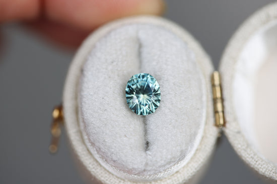 1.72ct oval teal sapphire - Earth's Treasury