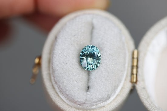 1.72ct oval teal sapphire - Earth's Treasury