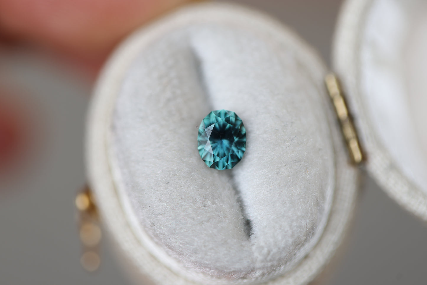 .94ct oval teal sapphire - Earth's Treasury