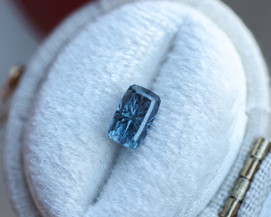 Load image into Gallery viewer, 1.21ct blue to purple color change rectangle sapphire- Starbrite cut by John Dyer

