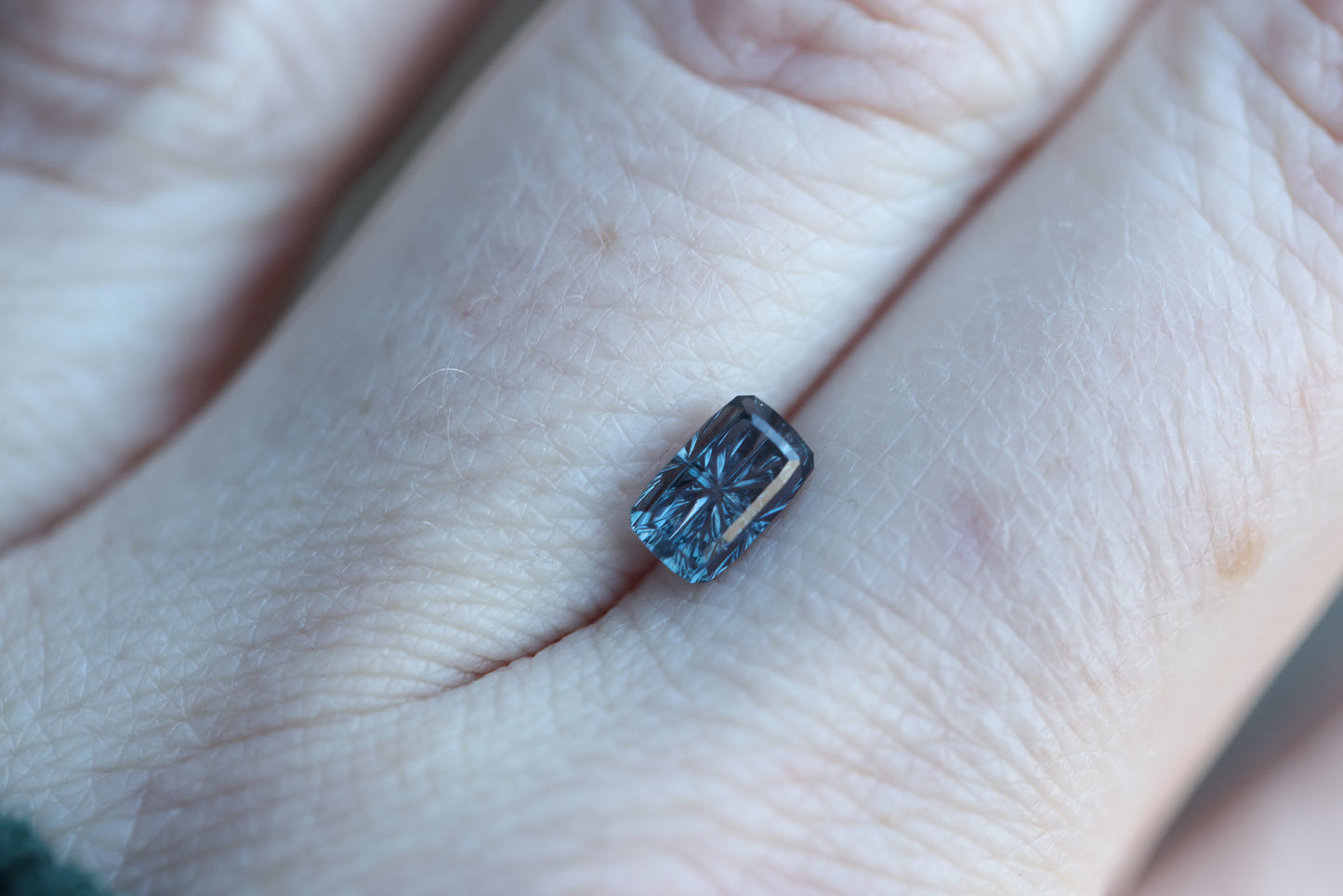 Load image into Gallery viewer, 1.21ct blue to purple color change rectangle sapphire- Starbrite cut by John Dyer
