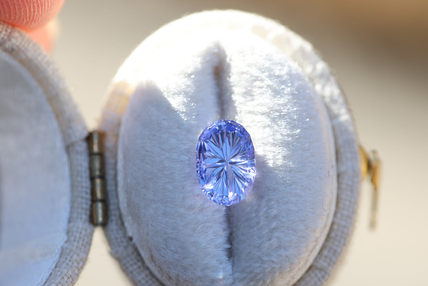 Load image into Gallery viewer, 1.51ct oval tanzanite - Starbrite cut by John Dyer
