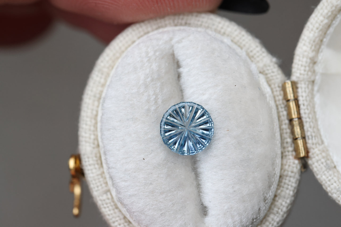 Load image into Gallery viewer, .92ct round light blue sapphire - Starbrite cut by John Dyer
