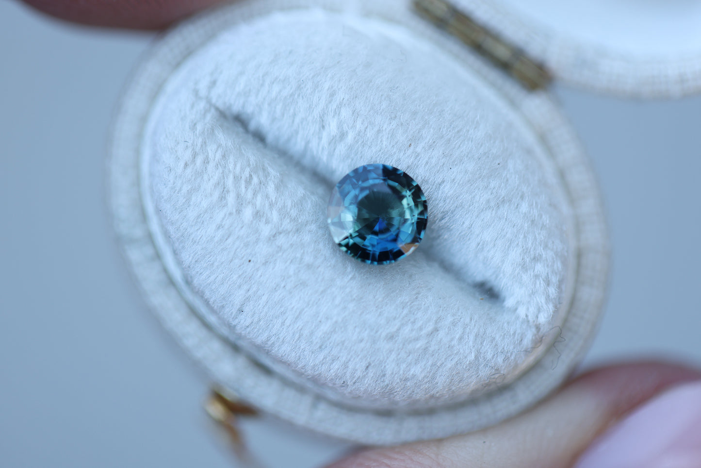 Load image into Gallery viewer, 1.2ct round blue teal sapphire

