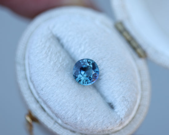 Load image into Gallery viewer, 1.03ct round blue sapphire
