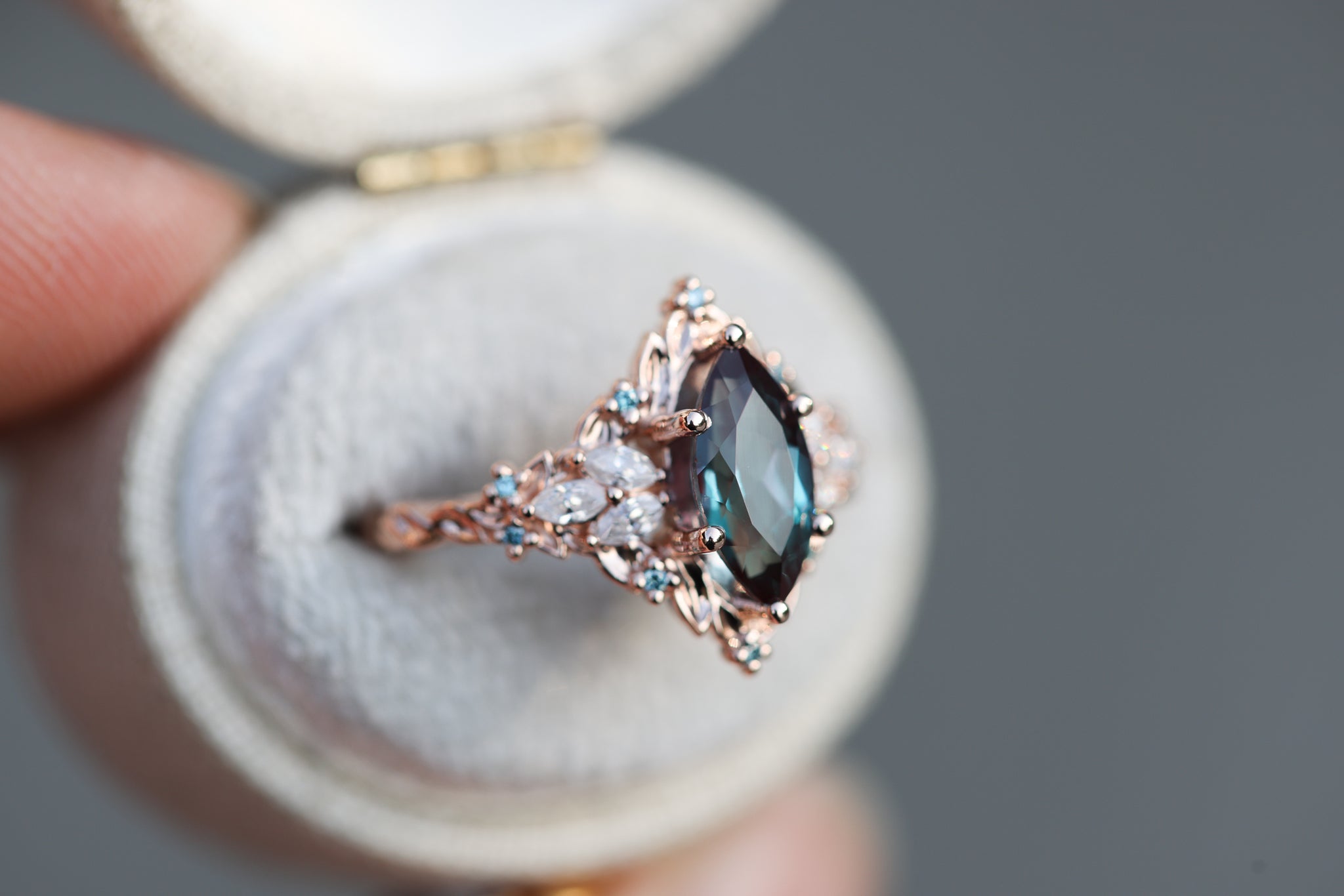 アクセサリー eris Briar Rose Three Stone with oval alexandrite and alexandrite side