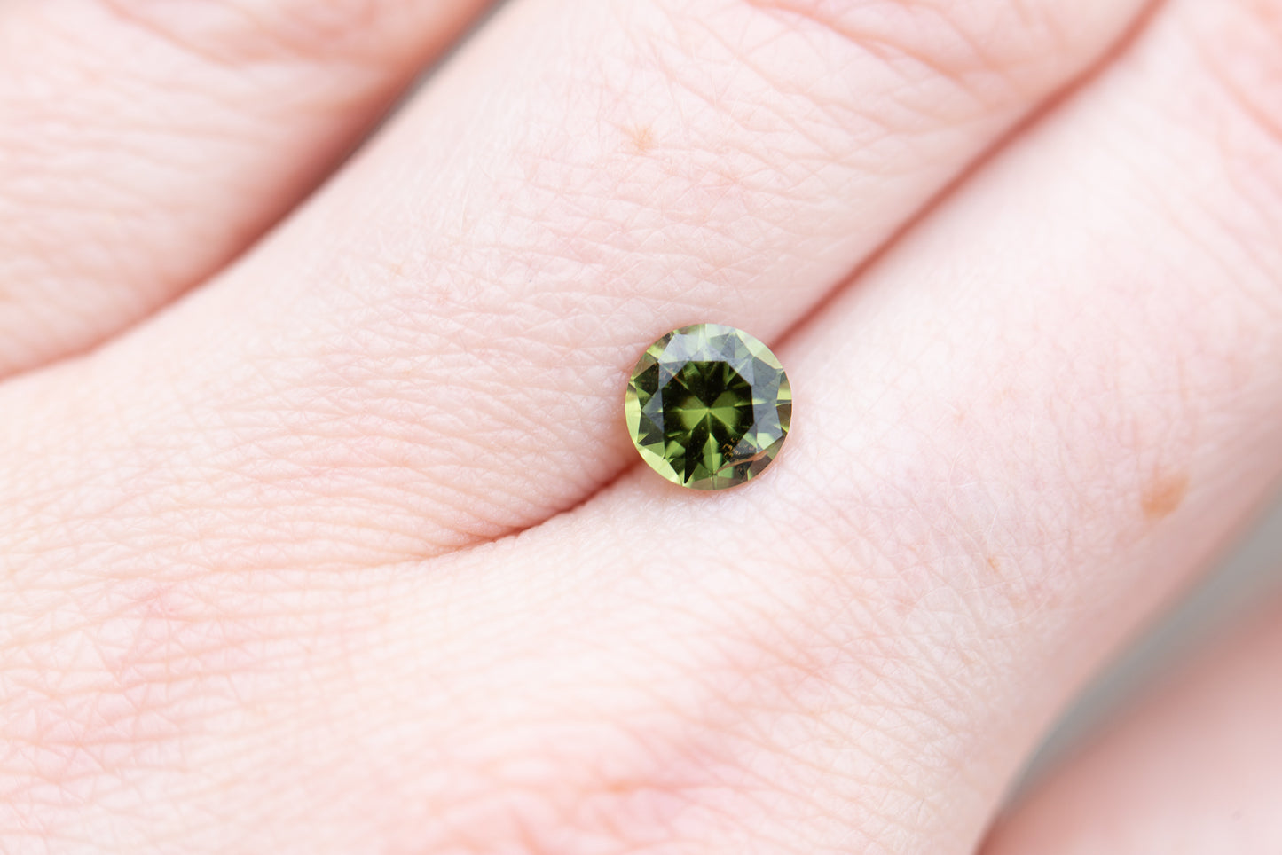 Load image into Gallery viewer, 1.2ct round medium green sapphire
