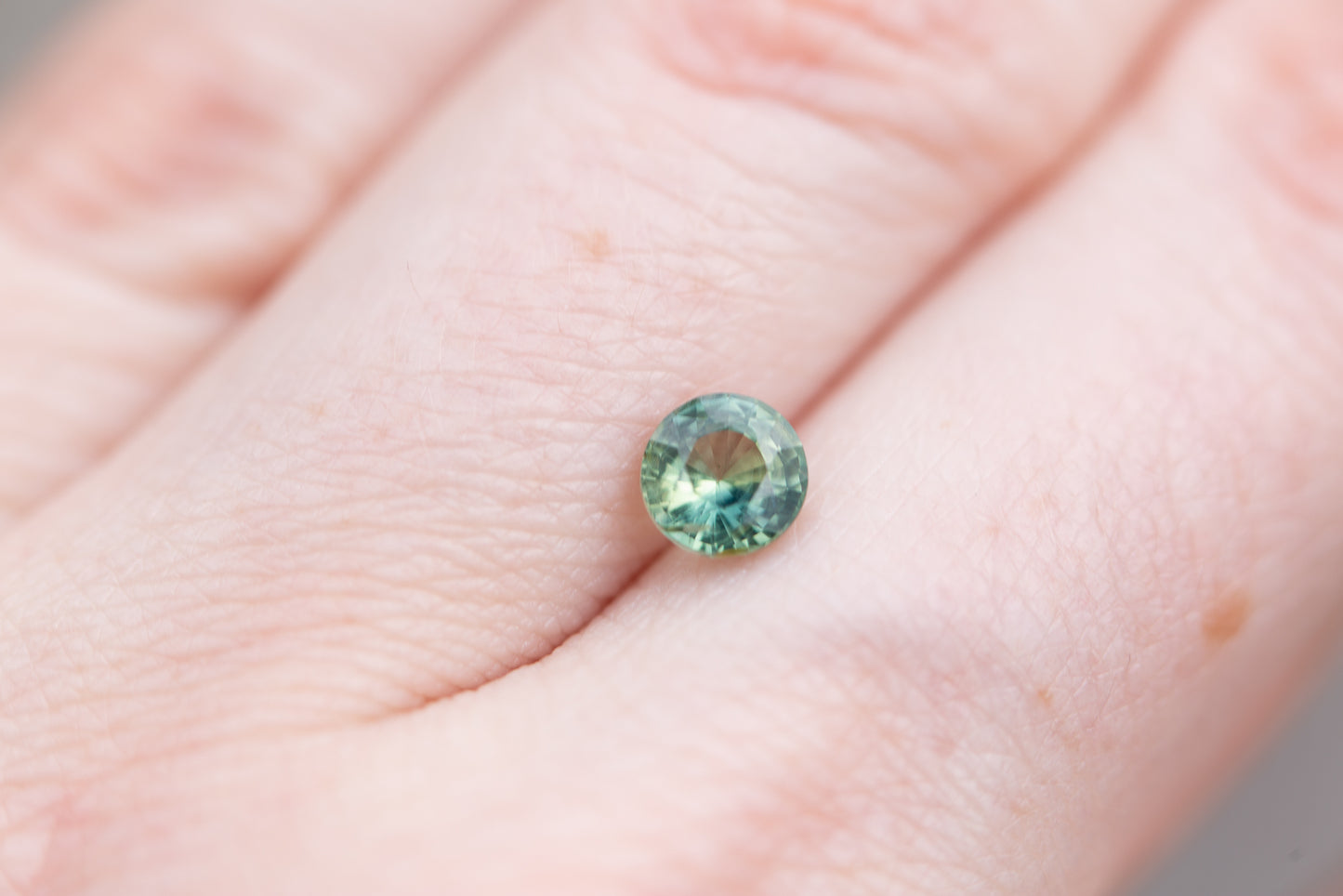Load image into Gallery viewer, 1.01ct round green yellow sapphire
