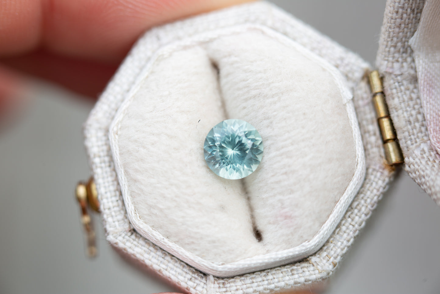 Load image into Gallery viewer, 1.02ct round light teal blue sapphire
