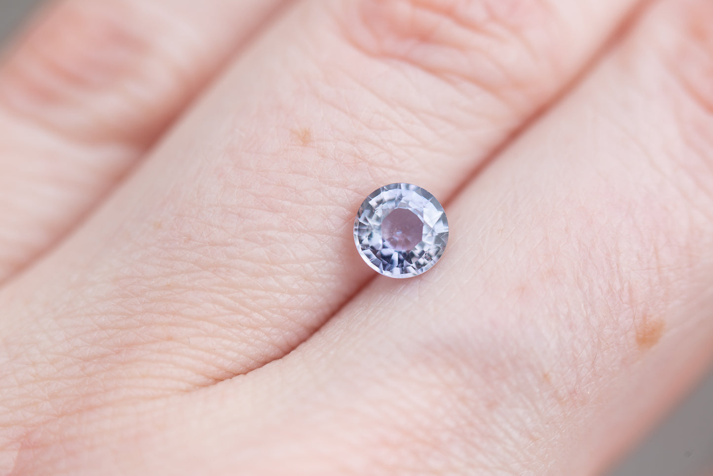 Load image into Gallery viewer, 1.03ct round lavender pink sapphire
