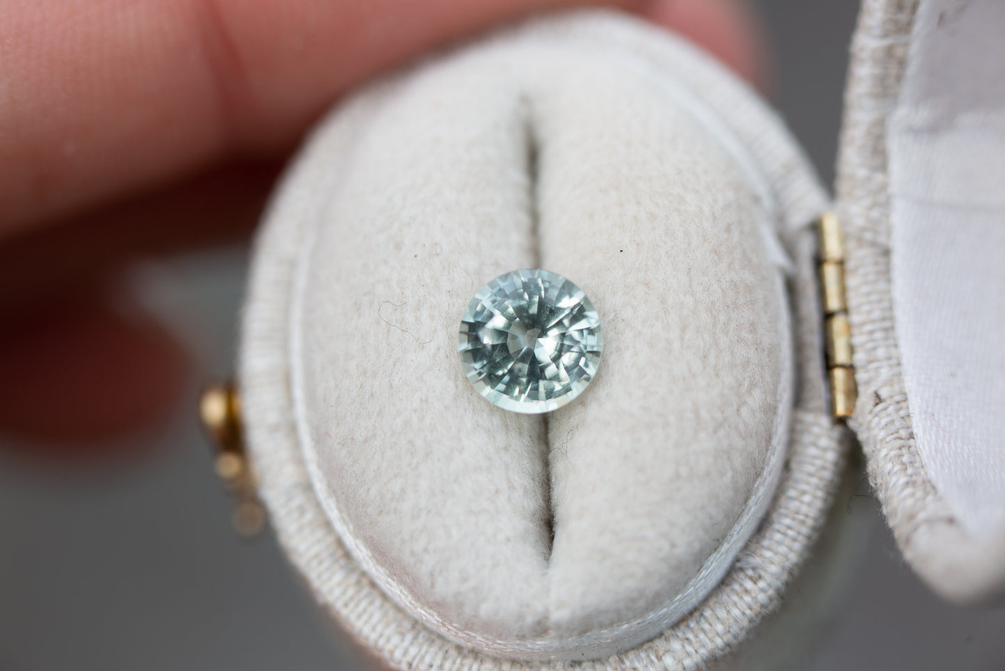Load image into Gallery viewer, 1.29ct round minty teal sapphire
