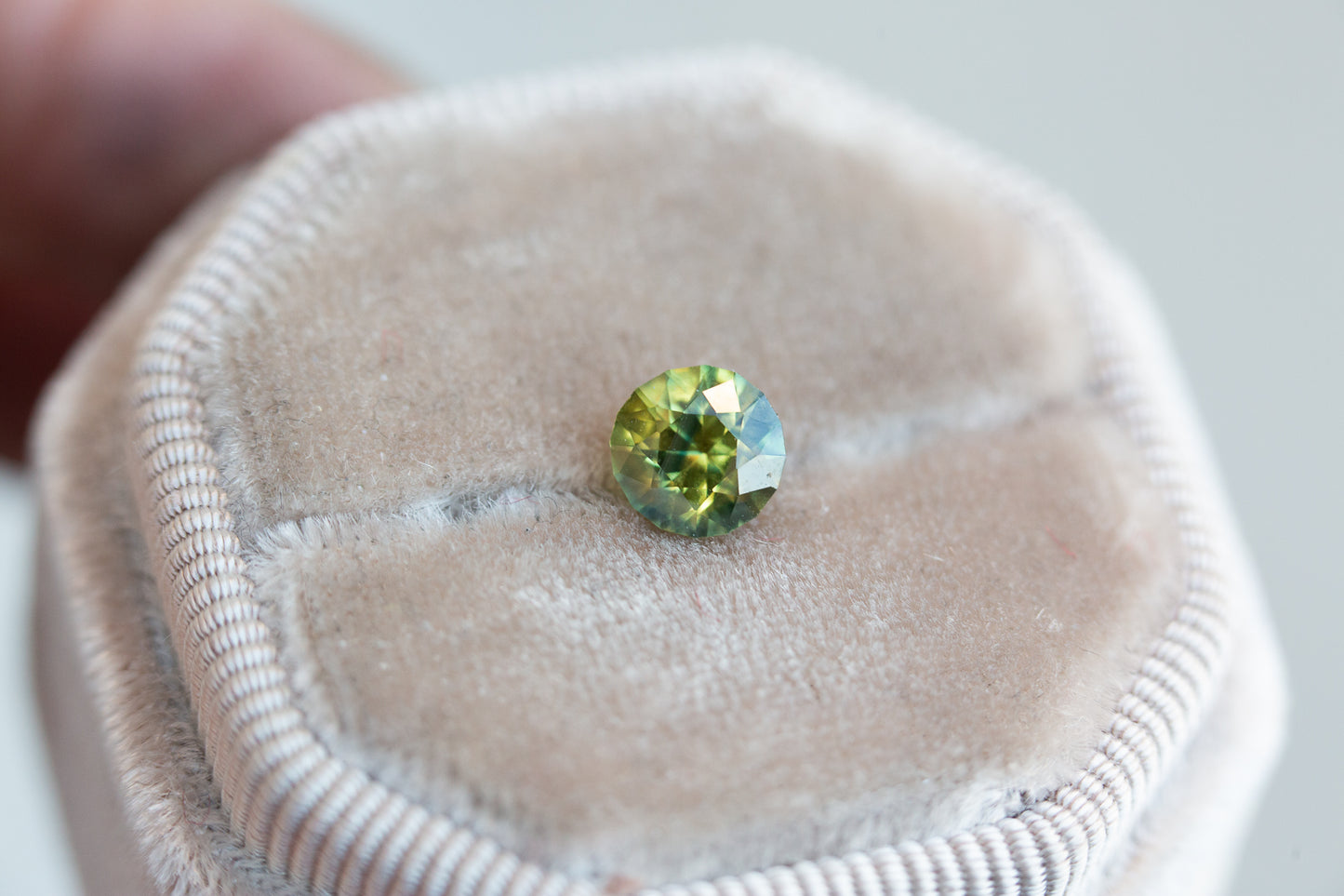 1.31ct round gold/yellow/green sapphire