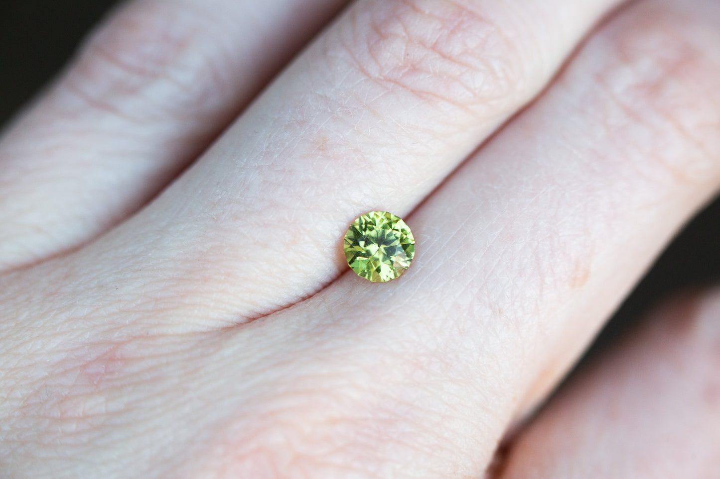 1.08ct yellow green round sapphire