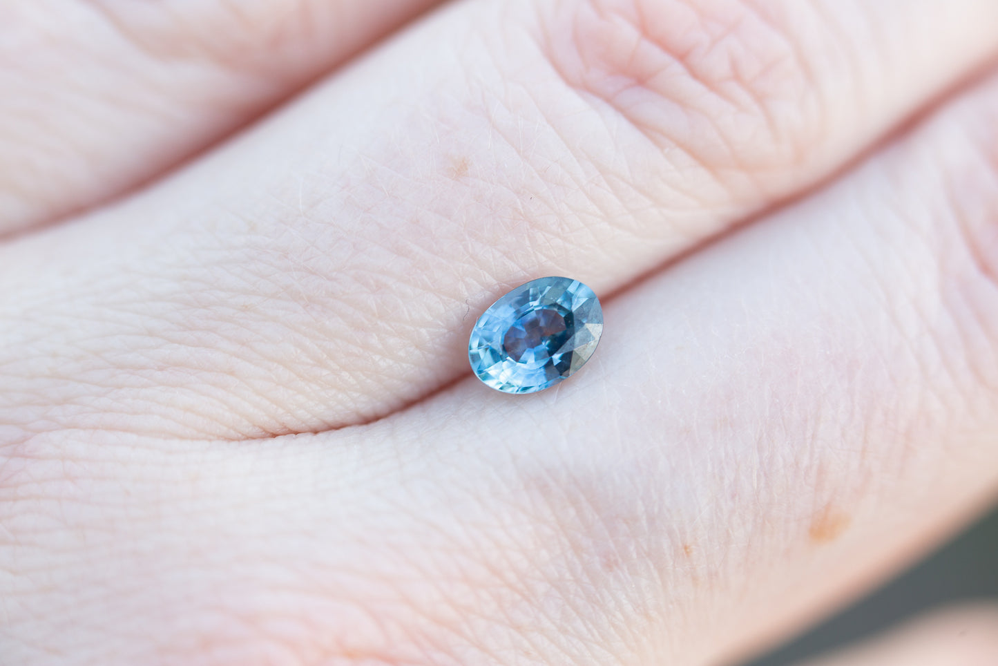 Load image into Gallery viewer, 1.01ct oval blue sapphire
