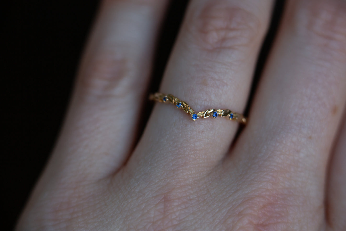 Load image into Gallery viewer, Chevron leafy band with 1mm blue sapphires
