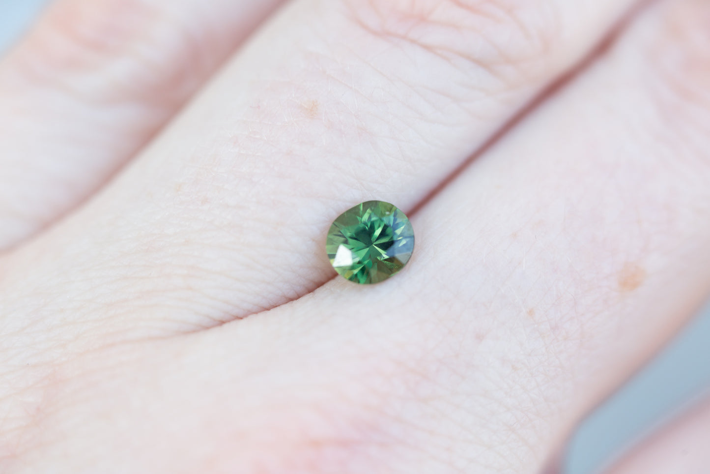 Load image into Gallery viewer, 1.04ct oval green sapphire
