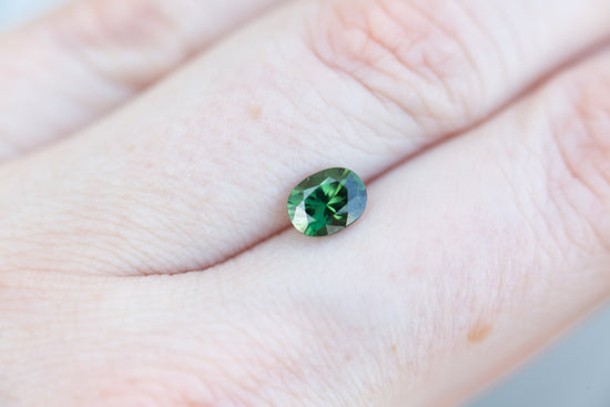 Load image into Gallery viewer, 1.05ct oval green sapphire
