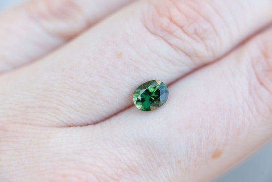 Load image into Gallery viewer, 1.05ct oval green sapphire

