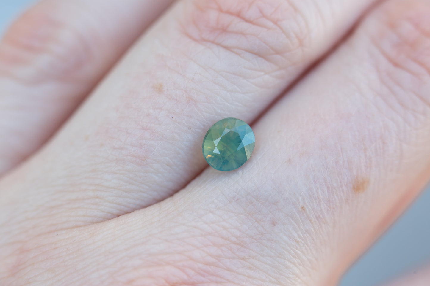 Load image into Gallery viewer, 1.36ct oval opalescent green teal sapphire
