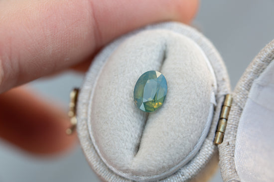 Load image into Gallery viewer, 1.63ct oval opalescent green teal sapphire
