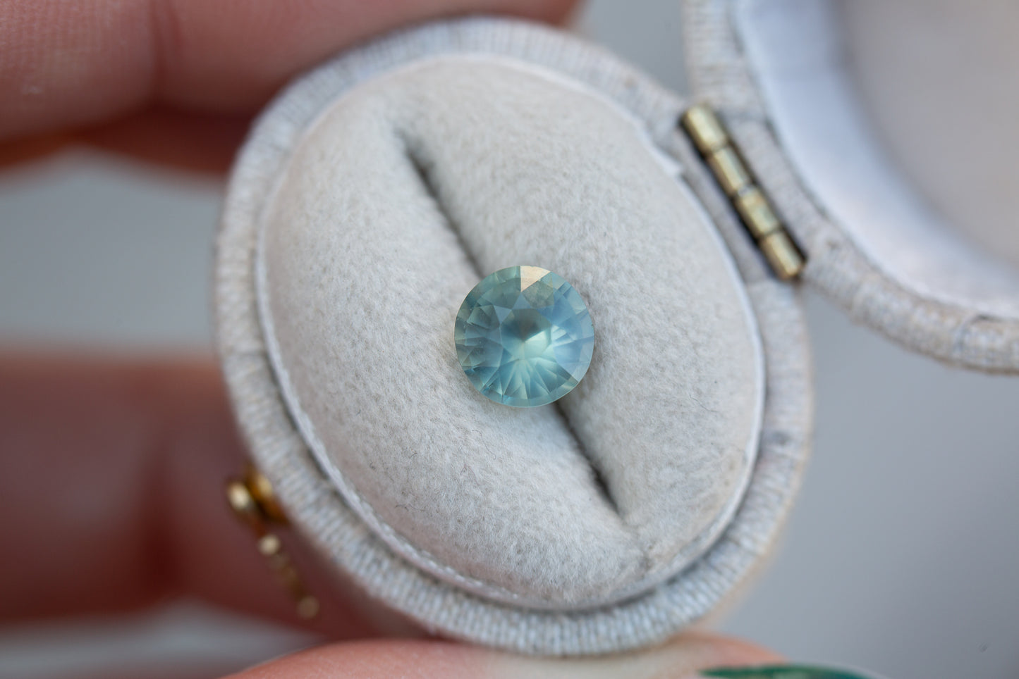 Load image into Gallery viewer, 1.53ct round opalescent teal sapphire
