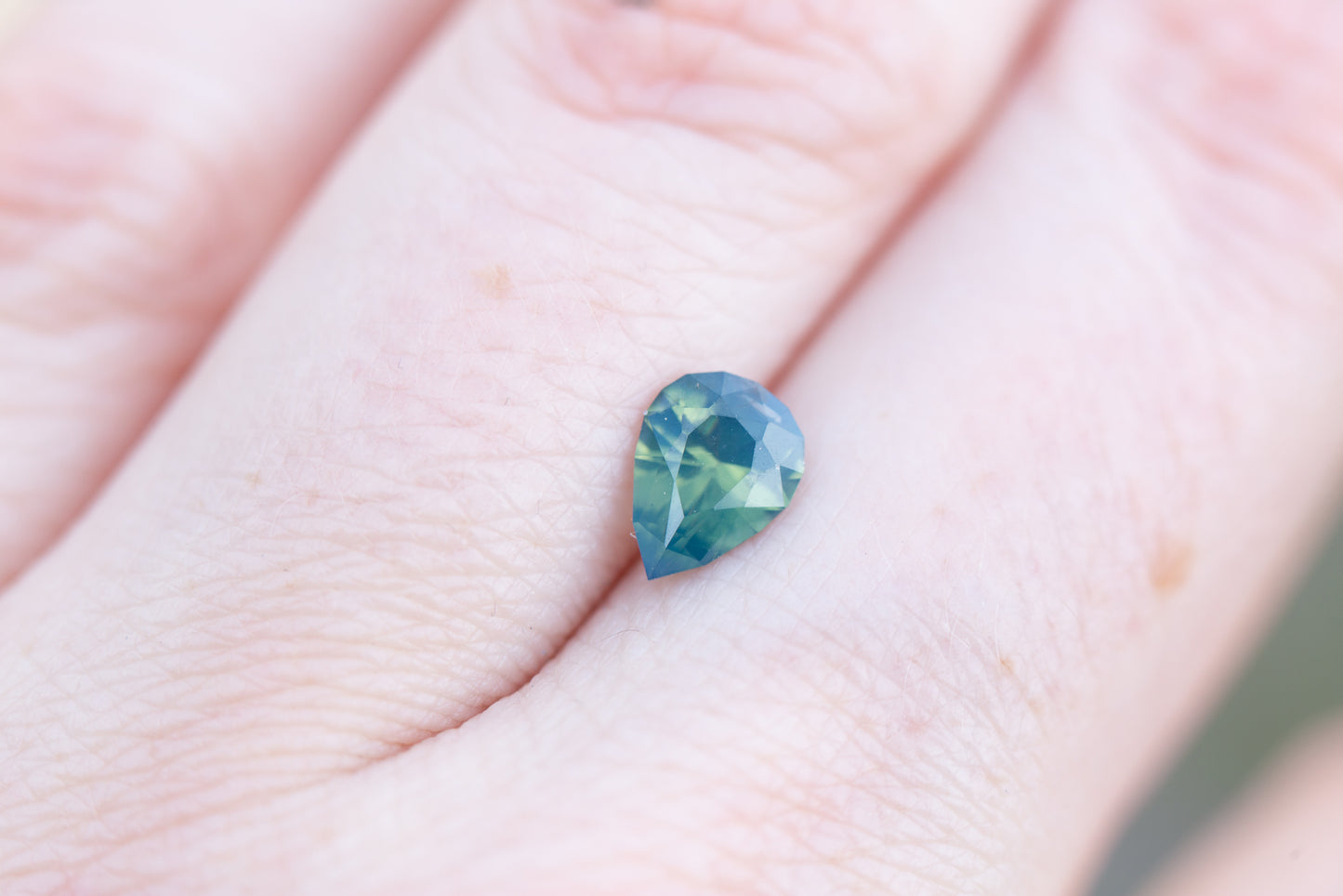 Load image into Gallery viewer, 1.05ct pear opalescent blue green sapphire

