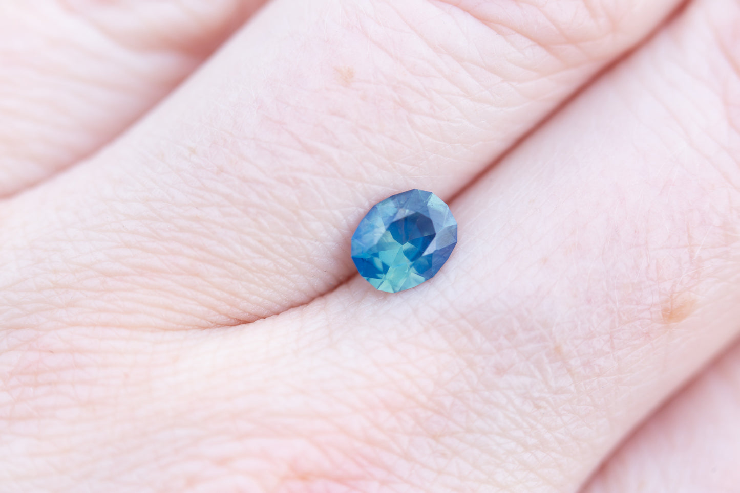 Load image into Gallery viewer, 1ct oval opalescent blue teal sapphire
