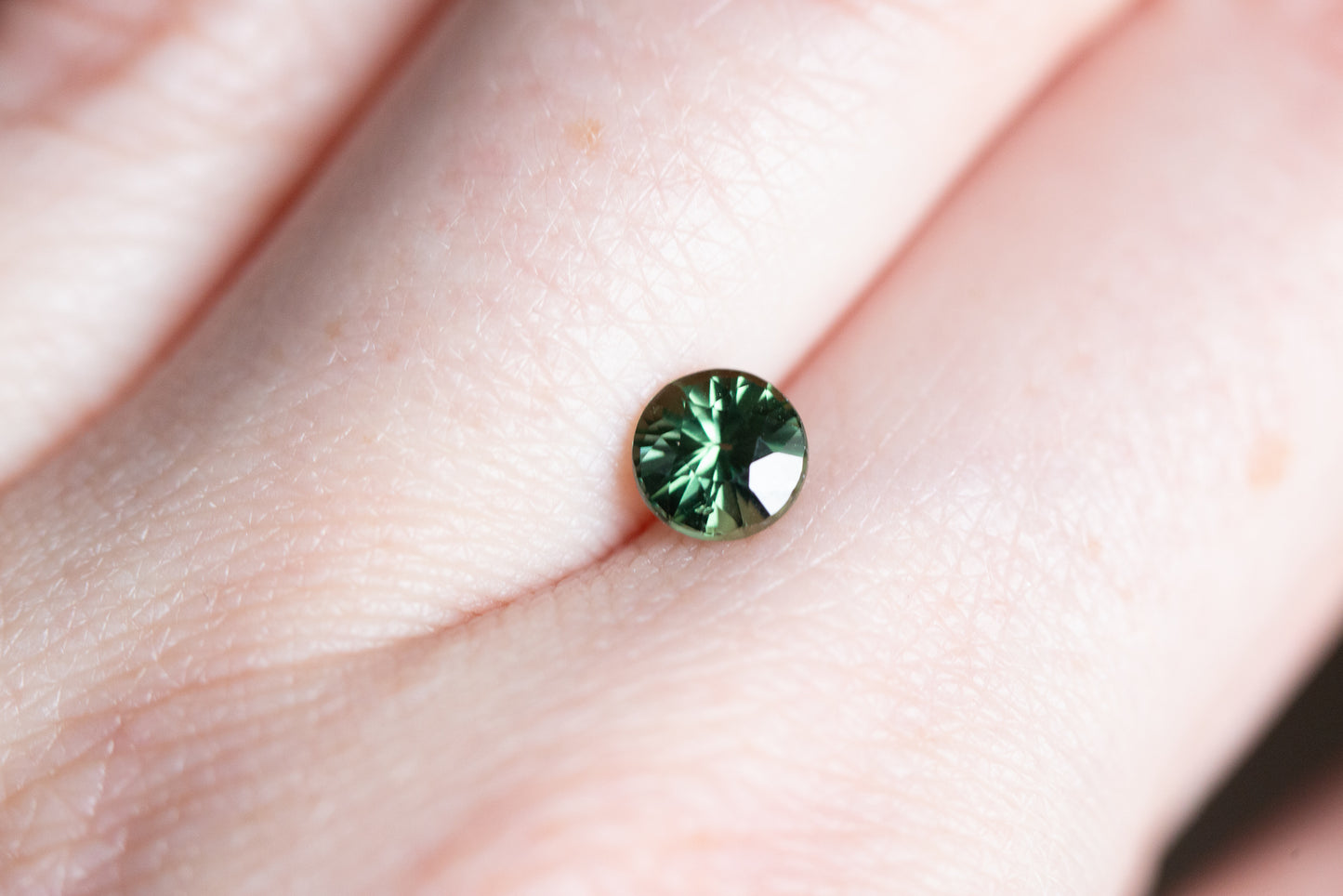 Load image into Gallery viewer, 1.05ct round green sapphire

