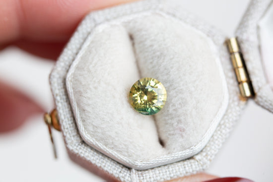 Load image into Gallery viewer, 1.16ct round green/yellow sapphire
