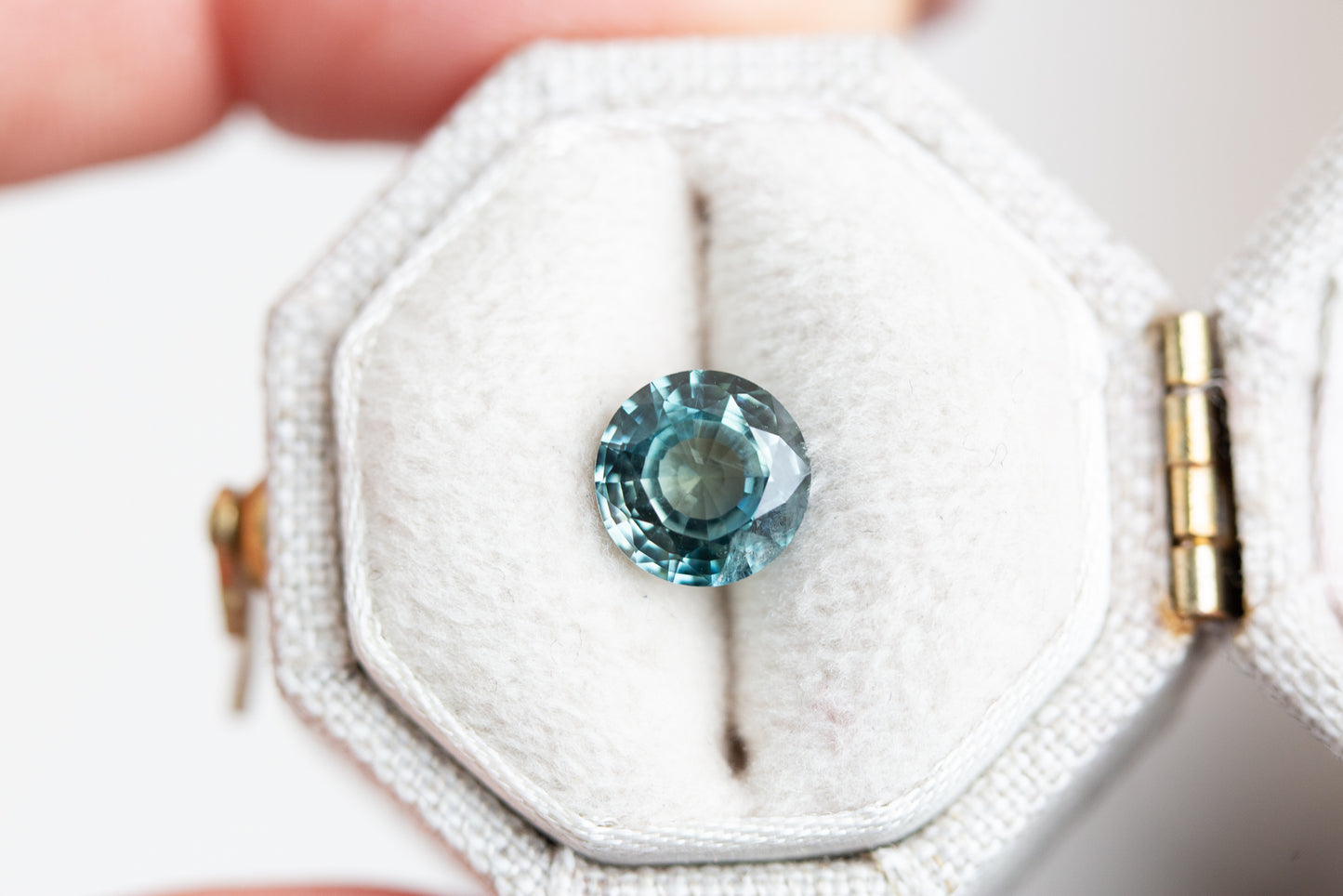 Load image into Gallery viewer, 1.56ct round teal green sapphire
