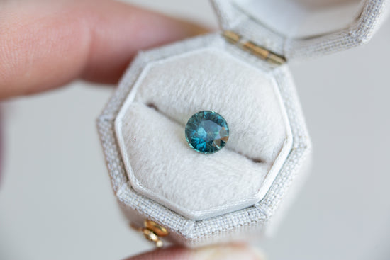 Load image into Gallery viewer, 1.37ct round teal sapphire
