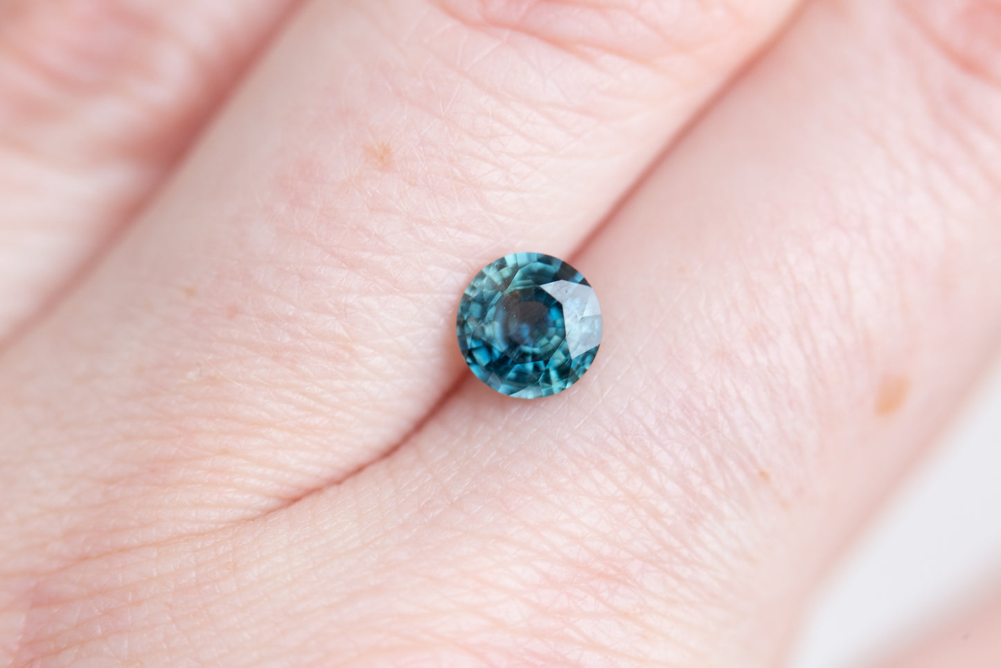 Load image into Gallery viewer, 1.2ct round blue teal sapphire
