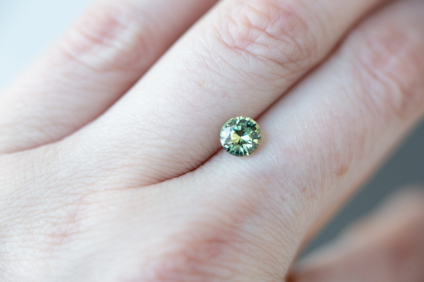 Load image into Gallery viewer, 1.12ct round green teal sapphire
