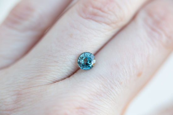 Load image into Gallery viewer, 1.09ct round teal blue sapphire
