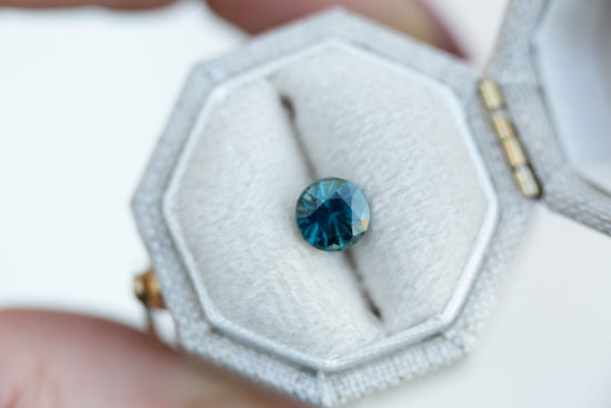 Load image into Gallery viewer, 1.13ct round teal blue sapphire
