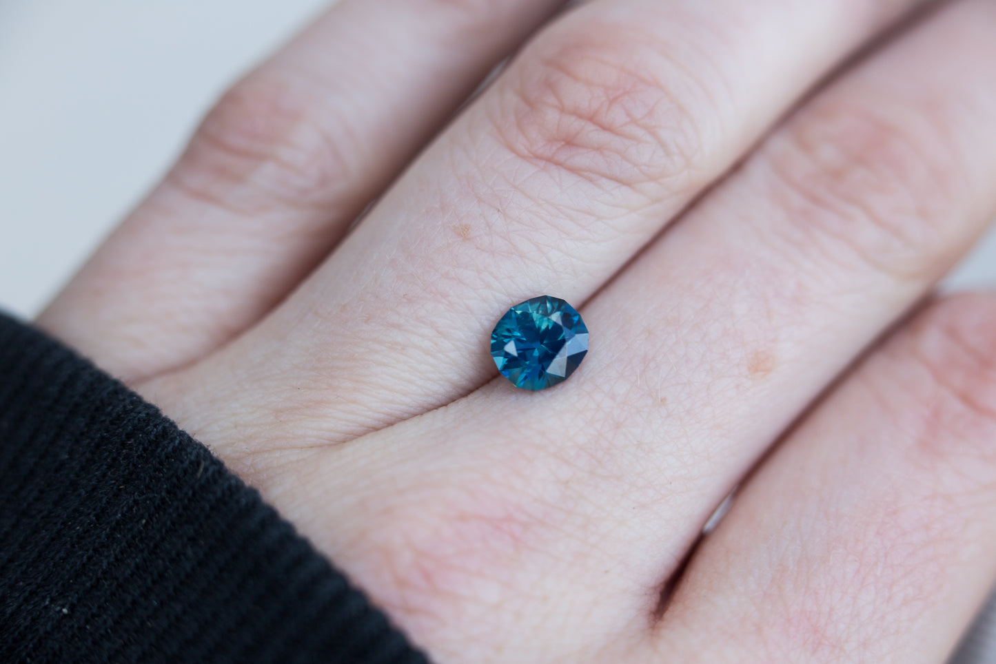 Load image into Gallery viewer, 1.53ct blue teal oval sapphire
