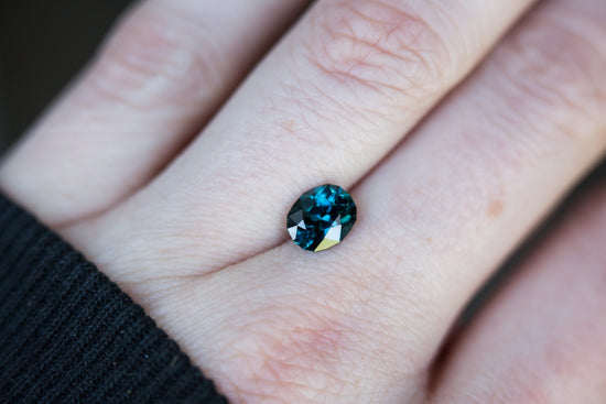 Load image into Gallery viewer, 1.65ct teal/blue oval sapphire
