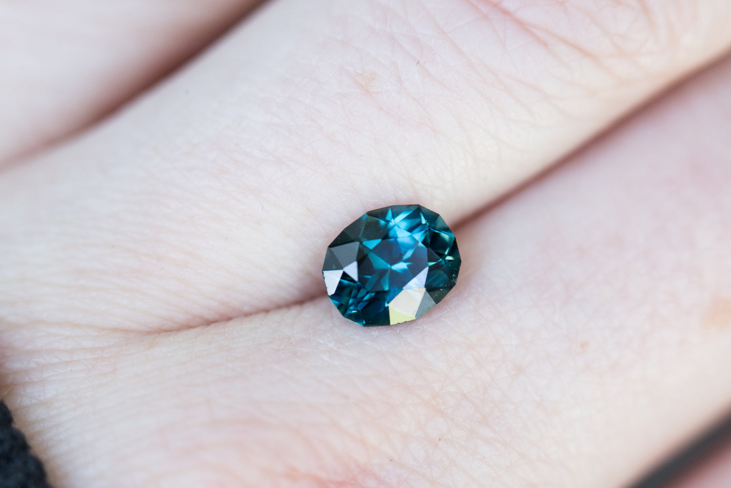Load image into Gallery viewer, 1.65ct teal/blue oval sapphire
