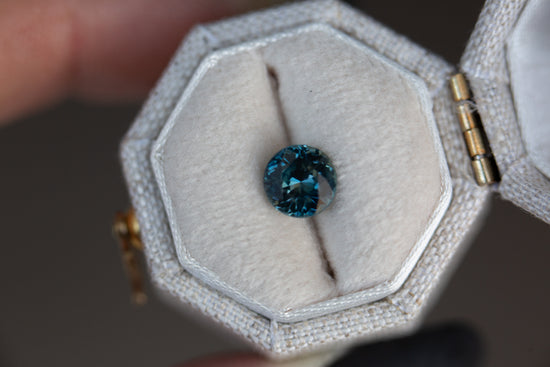 Load image into Gallery viewer, 1.33ct round teal sapphire
