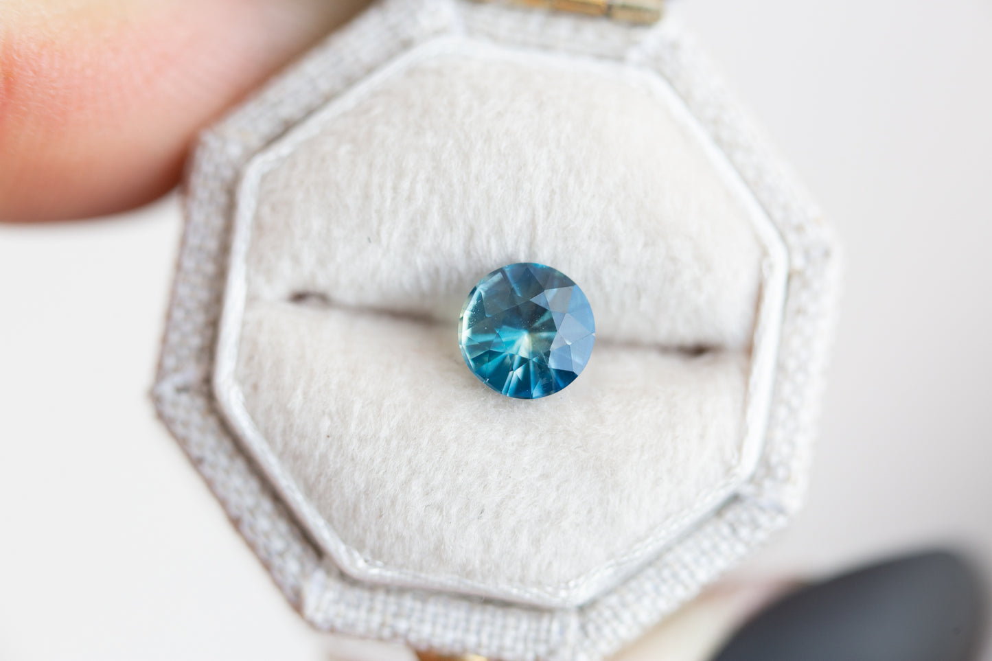 Load image into Gallery viewer, 1.1ct round teal blue sapphire
