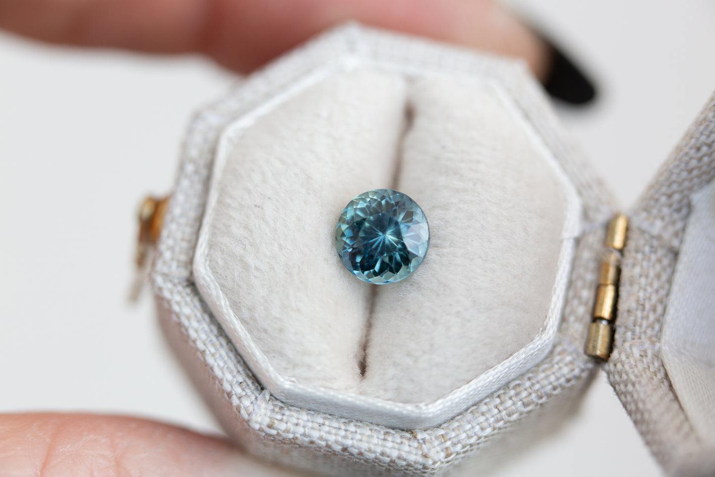 Load image into Gallery viewer, 1.31ct round teal sapphire
