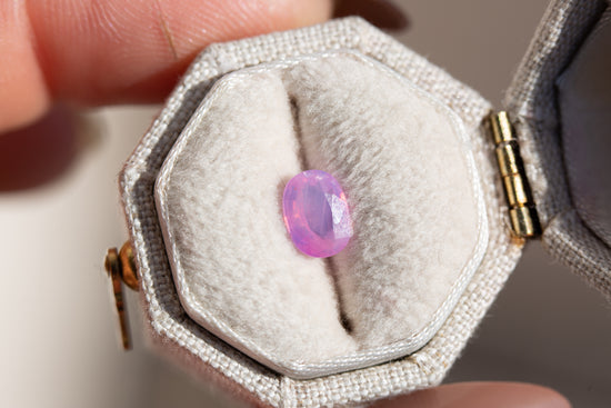 Load image into Gallery viewer, .9ct oval pink opalescent sapphire
