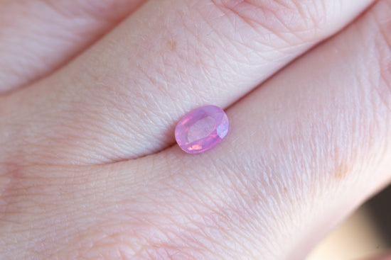 Load image into Gallery viewer, .9ct oval pink opalescent sapphire
