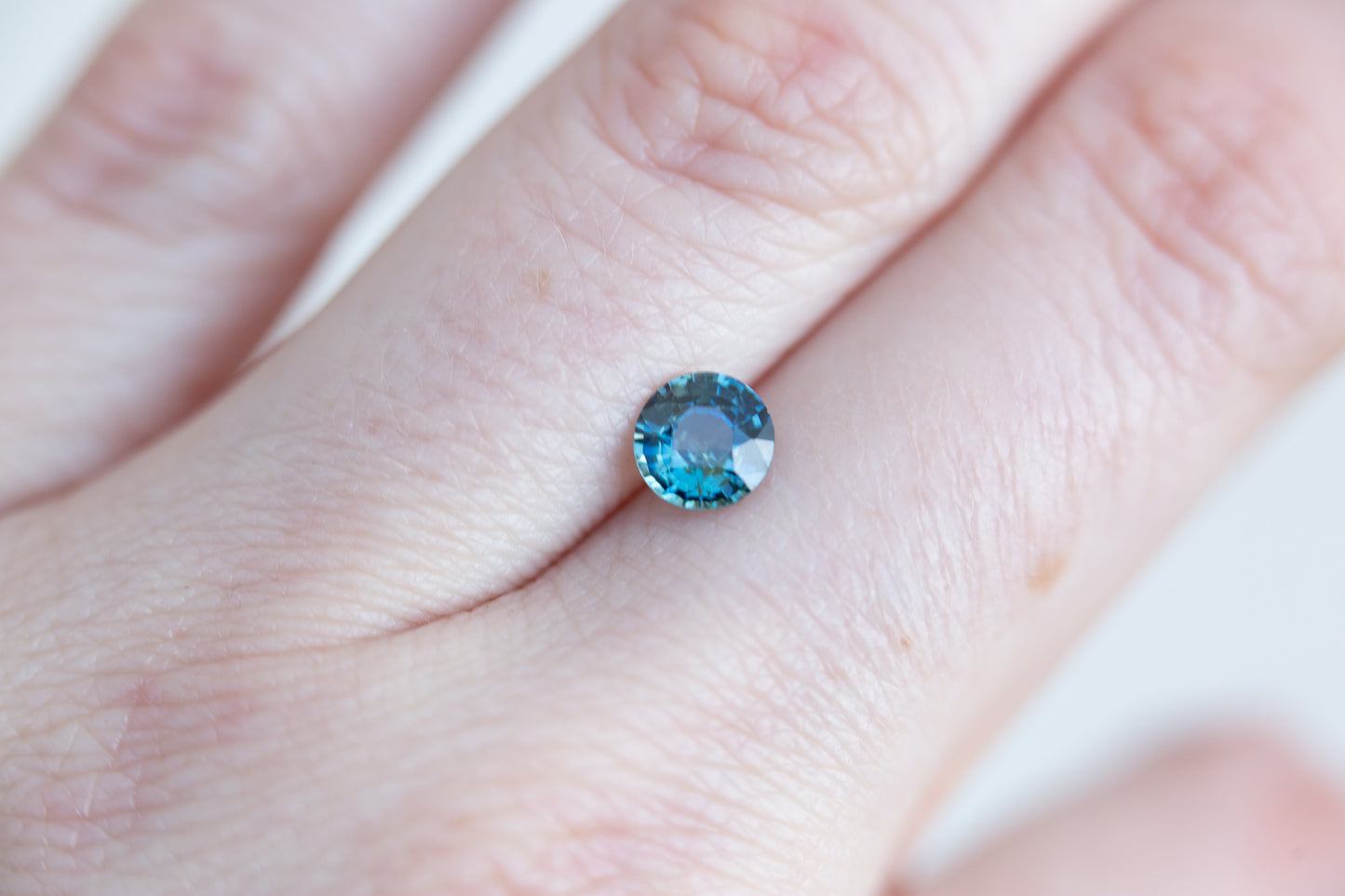 Load image into Gallery viewer, .96ct round teal sapphire
