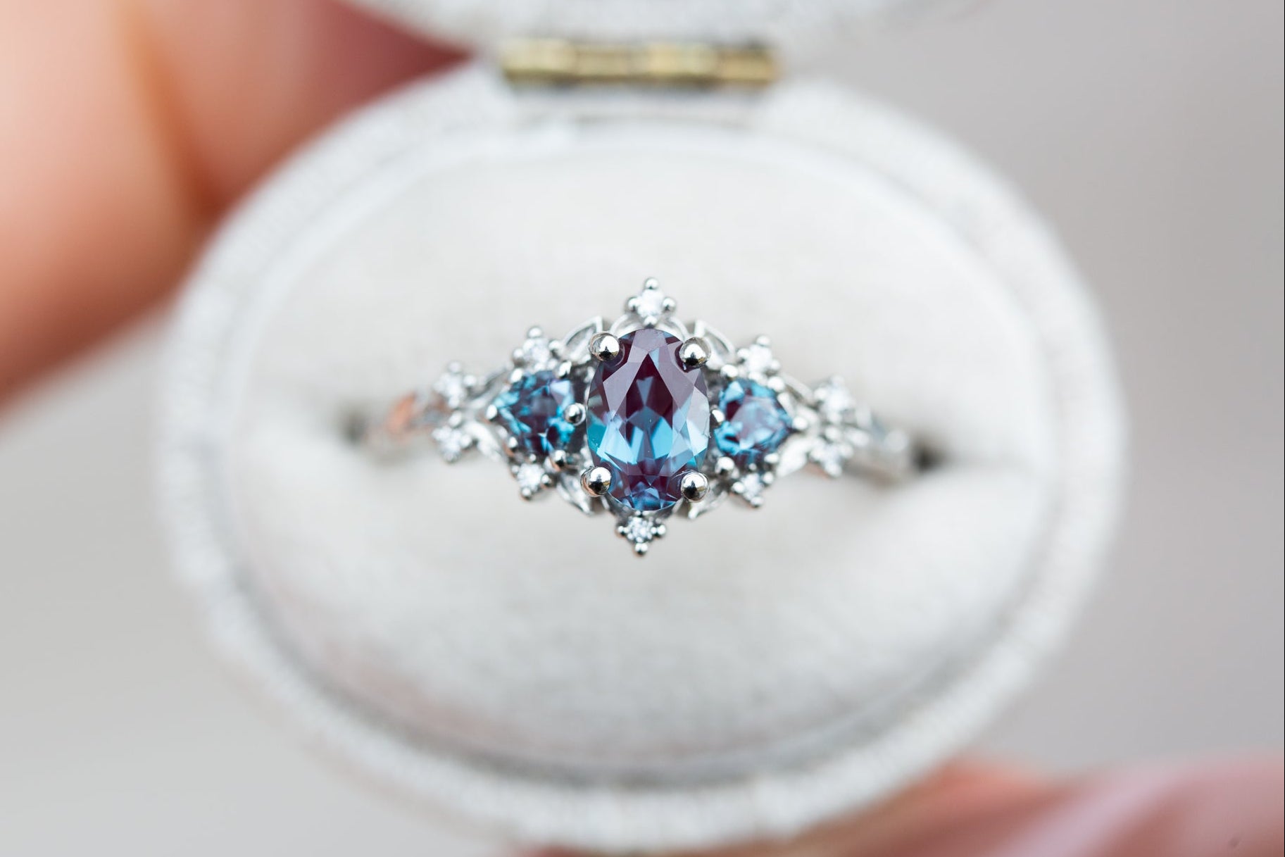 アクセサリー eris Briar Rose Three Stone with oval alexandrite and alexandrite side