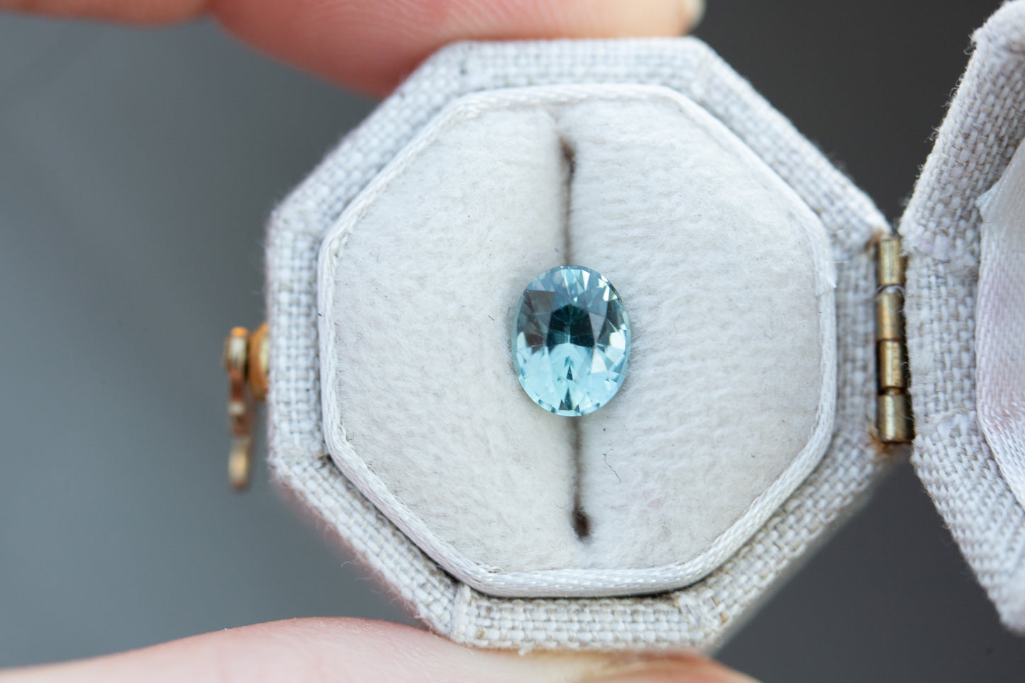 Load image into Gallery viewer, 1.28ct oval pastel teal sapphire
