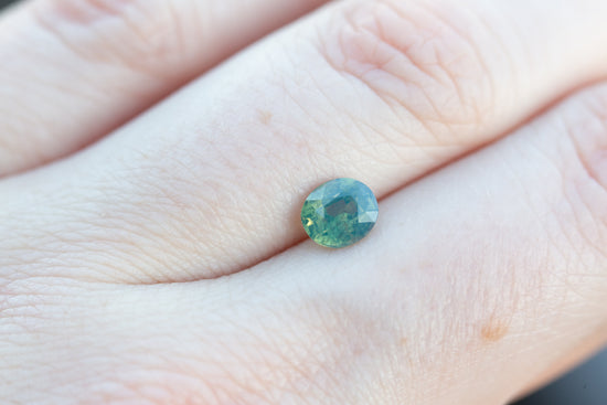 Load image into Gallery viewer, 1.14ct oval opalescent teal green sapphire
